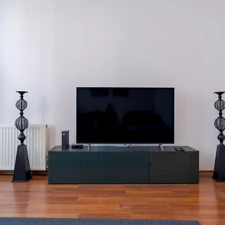 Spacious 3br In - 2 Bathrooms Apartment *