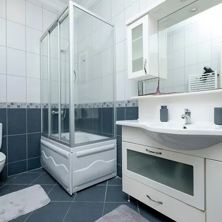 Spacious 3br In - 2 Bathrooms Apartment