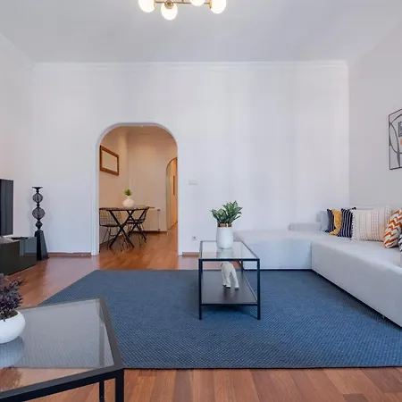 Spacious 3br In - 2 Bathrooms شقة *